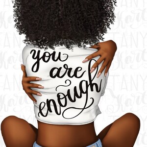 Pu&ograve; includere: Illustrazione di una persona con la pelle scura e i capelli neri ricci, che indossa una maglietta bianca con le parole "you are enough" in corsivo nero. La persona si abbraccia, con le braccia avvolte attorno al corpo.