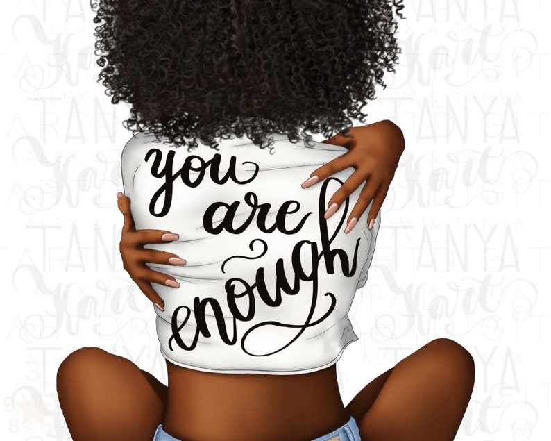 Pu&ograve; includere: Illustrazione di una persona con la pelle scura e i capelli neri ricci, che indossa una maglietta bianca con le parole "you are enough" in corsivo nero. La persona si abbraccia, con le braccia avvolte attorno al corpo.