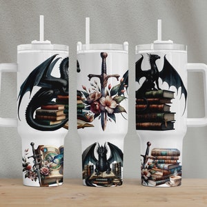 Op de afbeelding: Drie witte reistassen met zwarte handvatten. Elke tas heeft een ander ontwerp: een zwarte draak met een zwaard en bloemen, een zwarte draak op een stapel boeken en een zwarte draak met een zwaard en boeken.