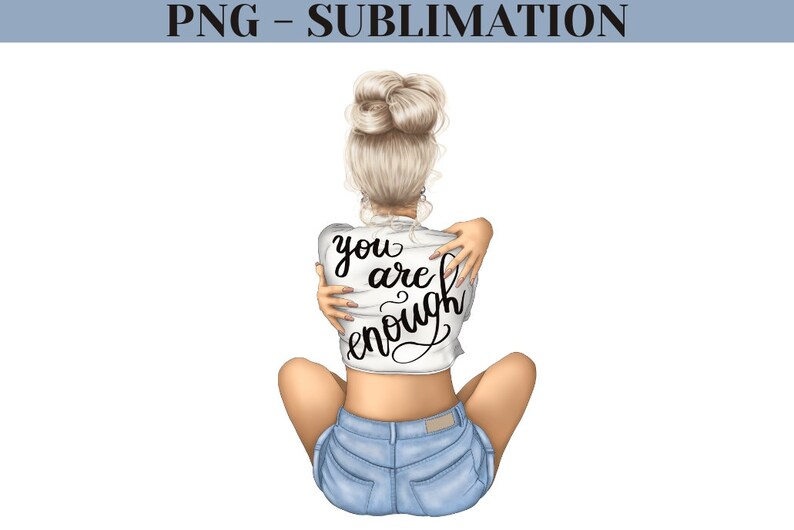 K&ouml;nnte beinhalten: Eine Frau mit blonden Haaren sitzt mit gekreuzten Beinen und hat die Arme um sich selbst geschlungen. Sie tr&auml;gt ein wei&szlig;es Shirt mit dem Text "you are enough" darauf. Au&szlig;erdem tr&auml;gt sie eine blaue Jeans-Shorts.