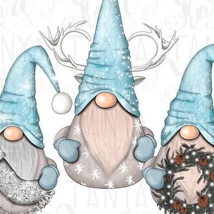 Op de afbeelding: Drie grillige kerstkabouters met blauwe mutsen en wanten. E&eacute;n kabouter houdt een zilveren kous vast, een andere heeft een gewei en de derde houdt een krans vast. De kabouters hebben lange grijze baarden en zijn versierd met sneeuwvlokken en dennenappels.