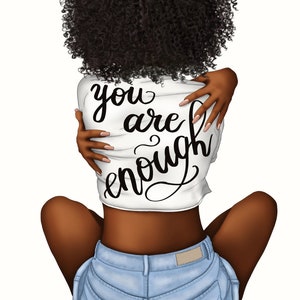 Pu&ograve; includere: Illustrazione di una persona con capelli ricci scuri, che indossa un top bianco con la scritta "you are enough" in corsivo nero e pantaloncini di jeans azzurri. La persona si abbraccia.