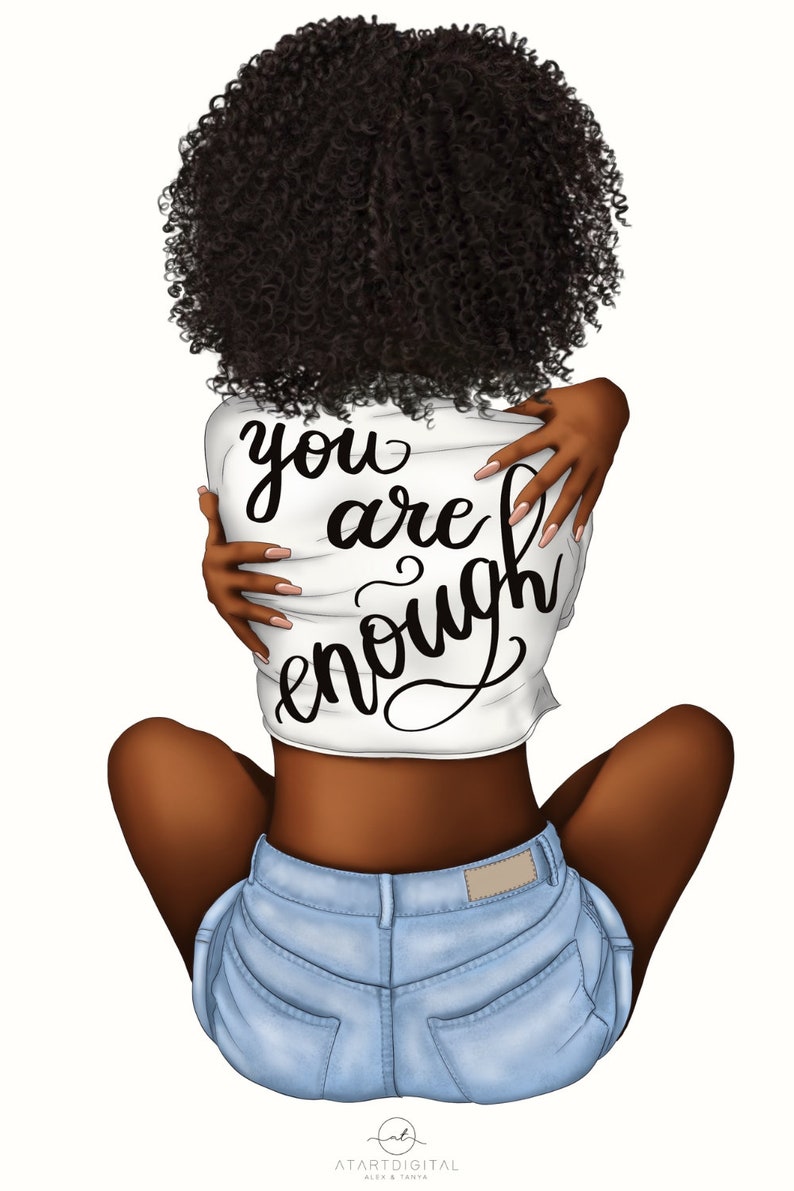 Pu&ograve; includere: Illustrazione di una persona con capelli ricci scuri, che indossa un top bianco con la scritta "you are enough" in corsivo nero e pantaloncini di jeans azzurri. La persona si abbraccia.