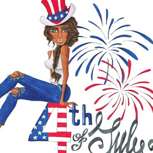 Op de afbeelding: Een vrouw met een rood, wit en blauwe hoed en blauwe jeans zit op een rood, wit en blauwe nummer vier. De achtergrond heeft blauwe en rode vuurwerk. De tekst "4th of July" is geschreven in zwarte cursieve letters.