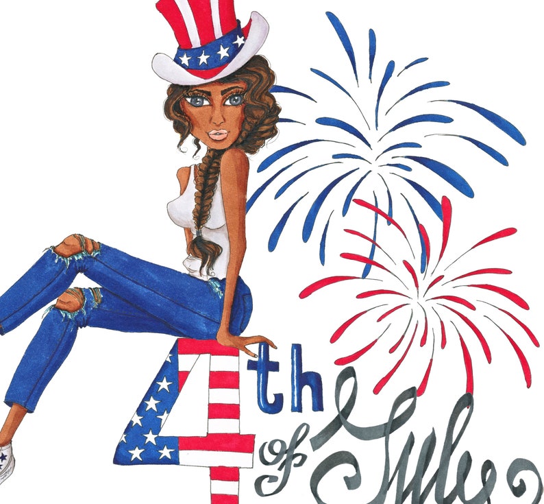Op de afbeelding: Een vrouw met een rood, wit en blauwe hoed en blauwe jeans zit op een rood, wit en blauwe nummer vier. De achtergrond heeft blauwe en rode vuurwerk. De tekst "4th of July" is geschreven in zwarte cursieve letters.