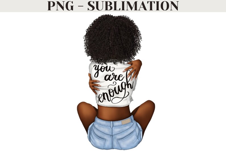 Pu&ograve; includere: Illustrazione di una persona con la pelle scura e i capelli neri ricci, che indossa un top corto bianco con le parole "you are enough" in corsivo nero e pantaloncini di jeans azzurri. La persona si abbraccia.