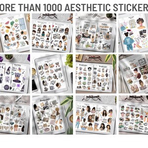 Pu&ograve; includere: Un collage di nove immagini che mostrano una variet&agrave; di adesivi estetici. Ogni immagine presenta un set diverso di adesivi su uno sfondo bianco, con una cornice di tablet digitale che li circonda. Gli adesivi includono illustrazioni di persone, oggetti e testo in vari stili.