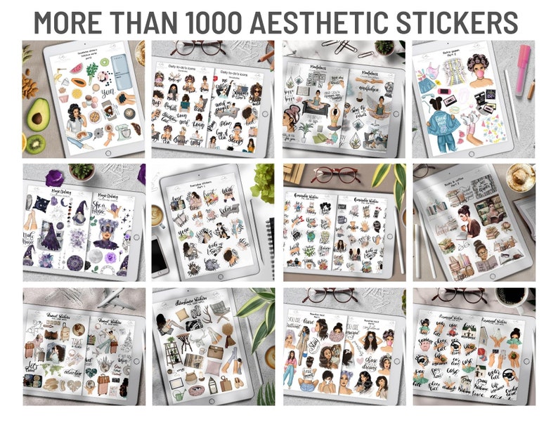 Pu&ograve; includere: Un collage di nove immagini che mostrano una variet&agrave; di adesivi estetici. Ogni immagine presenta un set diverso di adesivi su uno sfondo bianco, con una cornice di tablet digitale che li circonda. Gli adesivi includono illustrazioni di persone, oggetti e testo in vari stili.