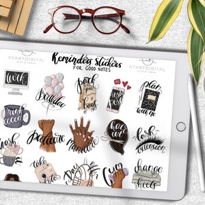 Pu&ograve; includere: Un set di 16 adesivi digitali per planner con illustrazioni di attivit&agrave; quotidiane e promemoria. Gli adesivi includono immagini di un computer, palloncini di compleanno, una valigia, un telefono, un planner, una tazza di cacao, una pedicure, una manicure, un taglio di capelli, ciglia, una macchina fotografica, una giornata in palestra e una tazza di caff&egrave;. Gli adesivi sono progettati in uno schema di colori bianco e nero con accenti rosa, rossi e dorati.
