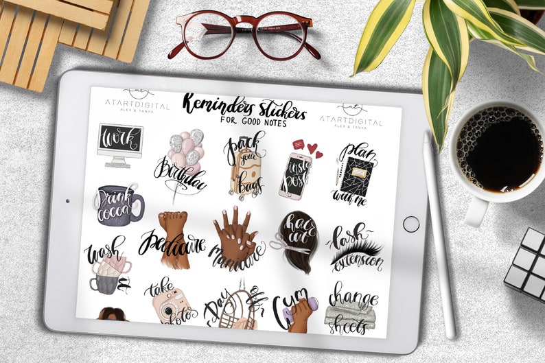 Pu&ograve; includere: Un set di 16 adesivi digitali per planner con illustrazioni di attivit&agrave; quotidiane e promemoria. Gli adesivi includono immagini di un computer, palloncini di compleanno, una valigia, un telefono, un planner, una tazza di cacao, una pedicure, una manicure, un taglio di capelli, ciglia, una macchina fotografica, una giornata in palestra e una tazza di caff&egrave;. Gli adesivi sono progettati in uno schema di colori bianco e nero con accenti rosa, rossi e dorati.