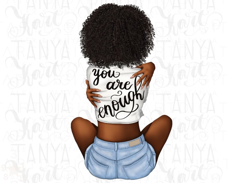 Pu&ograve; includere: Illustrazione di una persona con la pelle scura e i capelli neri ricci, che indossa un top corto bianco con le parole "you are enough" in corsivo nero e pantaloncini di jeans azzurri. La persona &egrave; seduta con le braccia avvolte.