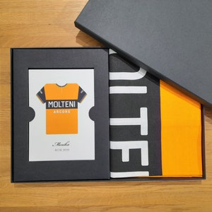 Set de regalo: 18 postales de ciclismo y toalla Molteni