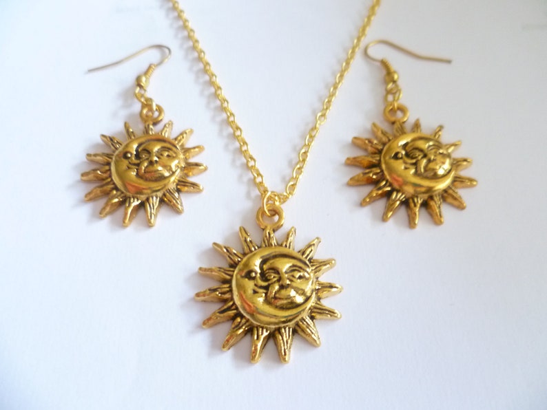 Halsband och örhängen i guld med sol och måne: Himmelska smycken bild 1