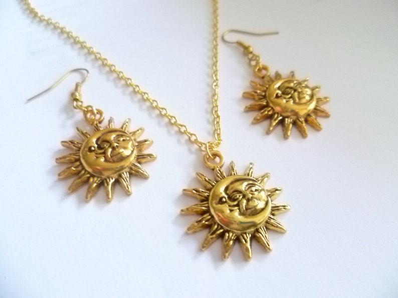 Halsband och örhängen i guld med sol och måne: Himmelska smycken bild 6