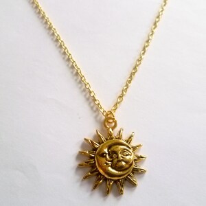 Halsband och örhängen i guld med sol och måne: Himmelska smycken bild 8