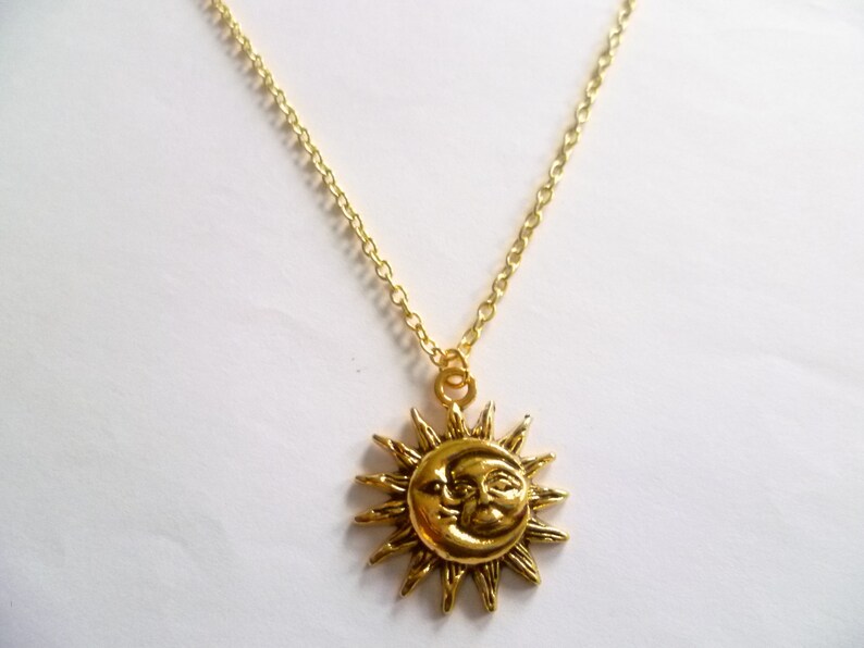 Halsband och örhängen i guld med sol och måne: Himmelska smycken bild 8