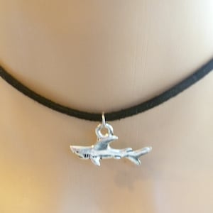 Silber Hai Choker: Schwarzes Faux Wildleder