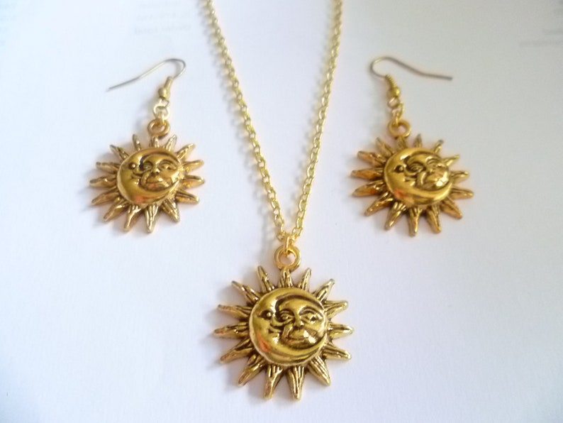 Halsband och örhängen i guld med sol och måne: Himmelska smycken bild 4
