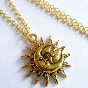 Halsband och örhängen i guld med sol och måne: Himmelska smycken bild 10