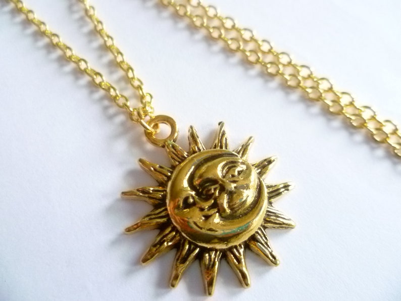 Halsband och örhängen i guld med sol och måne: Himmelska smycken bild 10