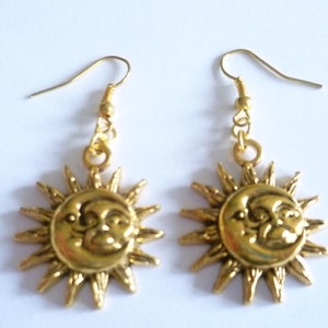Halsband och örhängen i guld med sol och måne: Himmelska smycken bild 9