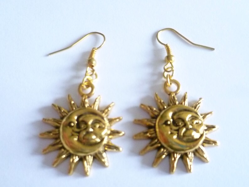Halsband och örhängen i guld med sol och måne: Himmelska smycken bild 9