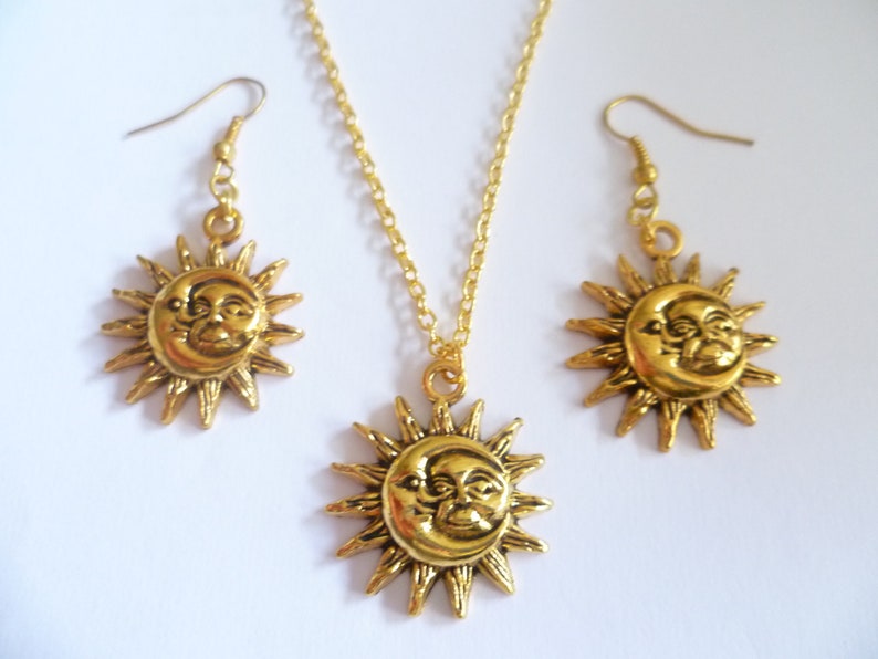Halsband och örhängen i guld med sol och måne: Himmelska smycken bild 7