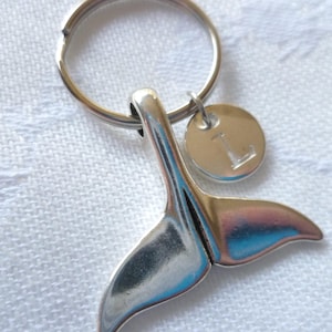 Llavero personalizado de cola de ballena: dije inicial, llavero plateado