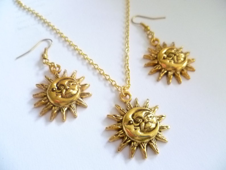 Halsband och örhängen i guld med sol och måne: Himmelska smycken bild 2