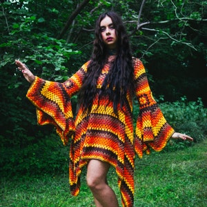 Far Out! „RETRO RAINBOW” sukienka szydełkowa z lat 60. i 70. z masywnymi rękawami dzwonkowymi. Szydełkowana sukienka boho hippie mod. Dzianinowa sukienka boho na festiwal