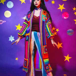 Helle Boho-Strickjacke für den Frühling Regenbogen häkeln Zick-Zack Patchwork-Pullover psychedelische skurrile Strickkleidung. Freie Größe Bild 4