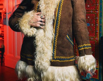 Abrigo afgano vintage de los años 60, una chaqueta de estilo hippie bohemio estilo Woodstock de Penny Lane, años 70, con ribete de piel bordada y forro de piel, talla M.