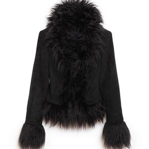 Könnte beinhalten: Schwarze Jacke mit Kunstfellbesatz an Kragen, Manschetten und Front. Die Jacke hat eine Wildleder-ähnliche Textur und eine taillierte Passform. Das lange, zottelige Kunstfell verleiht dem Kleidungsstück einen dramatischen Flair. Ein stilvolles Oberbekleidungsstück.