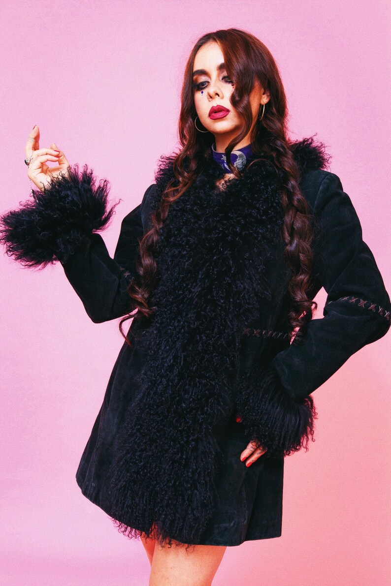 Vintage fur coat Penny Lane 70s retro black fluffy real llama mongolian fur trim boho hippie afghan whimsigoth suede leather jacket. Size M image 7