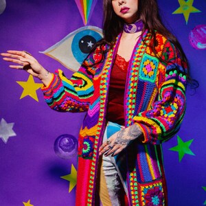 Helle Boho-Strickjacke für den Frühling Regenbogen häkeln Zick-Zack Patchwork-Pullover psychedelische skurrile Strickkleidung. Freie Größe Bild 3