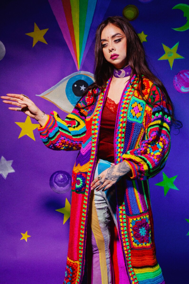 Helle Boho-Strickjacke für den Frühling Regenbogen häkeln Zick-Zack Patchwork-Pullover psychedelische skurrile Strickkleidung. Freie Größe Bild 3