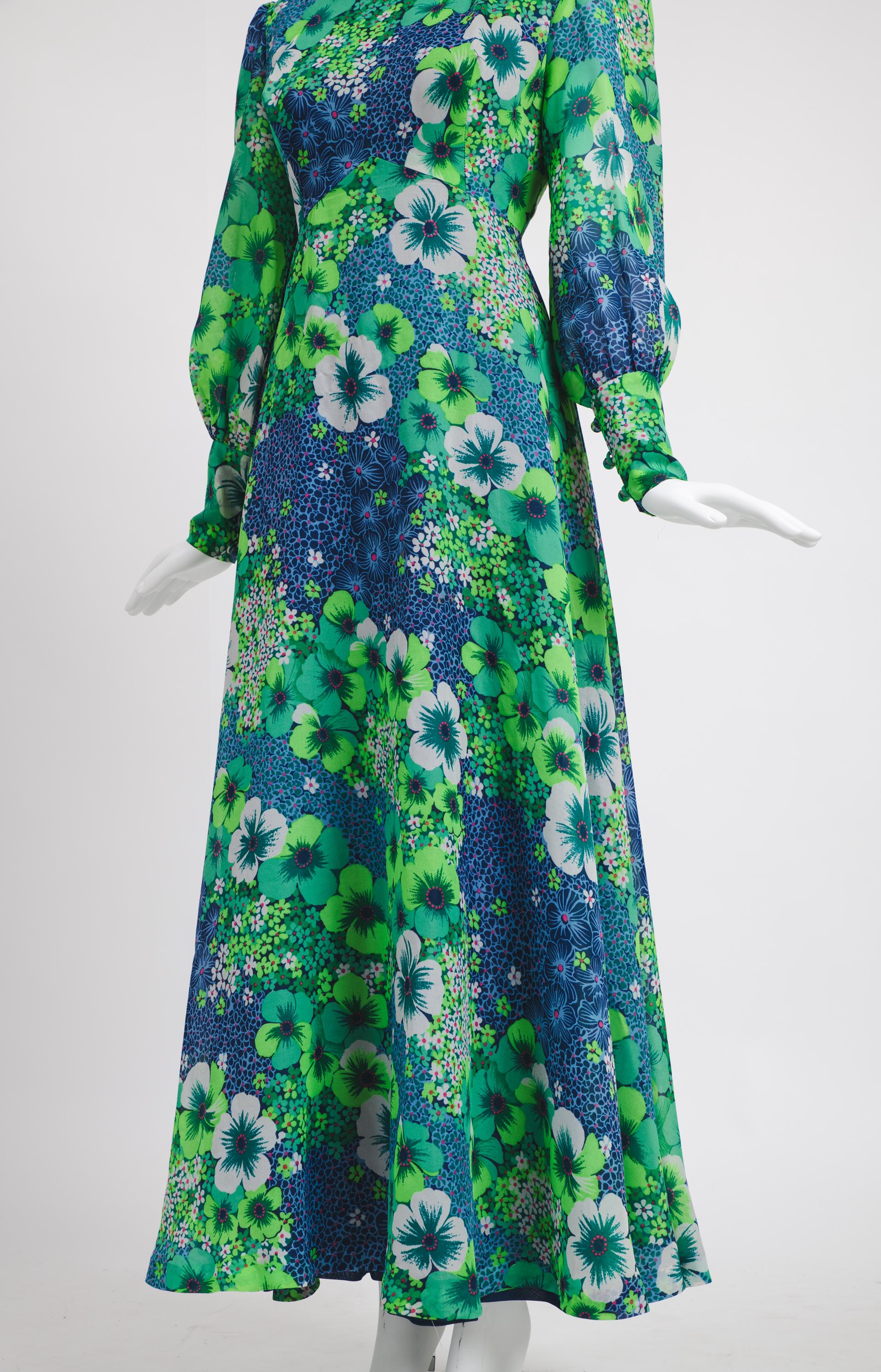 Vestido maxi vintage dos anos 70. Mangas bufantes enormes e punhos ...