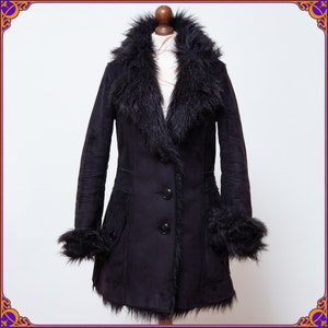 Beautiful 90s does 70s Penny Lane 1970's afghan style faux fur vagan coat. Faux fur & faux suede y2k coat. Size M