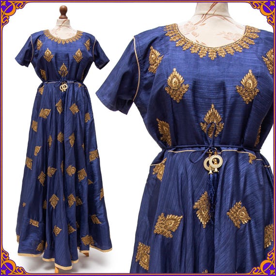 Vestido hippie tradicional indio vintage con adornos dorados