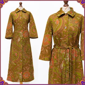 Vintage 1970s colorful psychedelic long jacket dress. Vintage psych mod 70s robe. 70s house coat.  Size MEDIUM