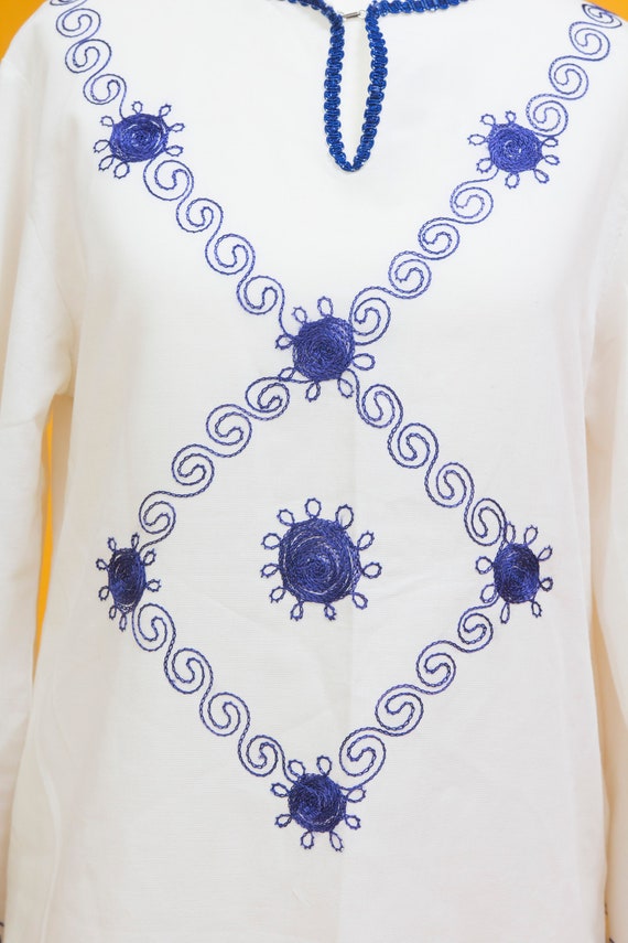 Beautiful 1970s vintage hippie hand embroidered t… - image 3