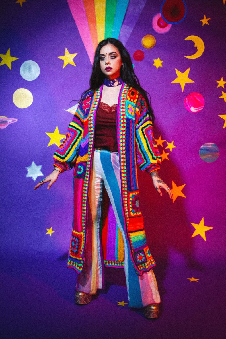 Helle Boho-Strickjacke für den Frühling Regenbogen häkeln Zick-Zack Patchwork-Pullover psychedelische skurrile Strickkleidung. Freie Größe Bild 4