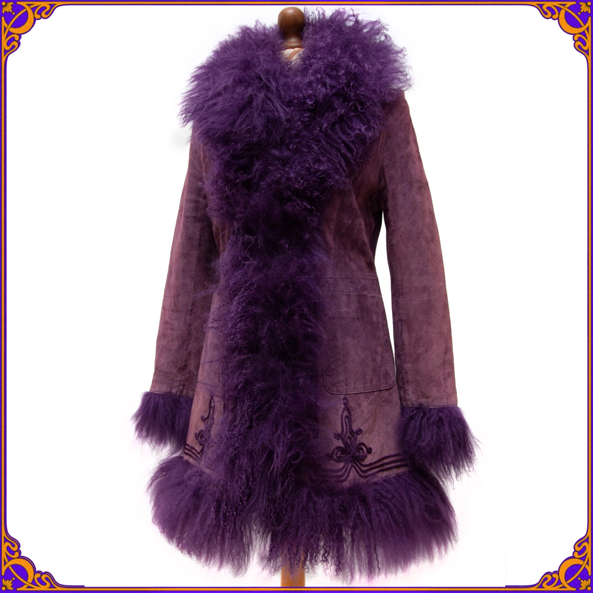 ULTRA RARE ET À COLLECTIONNER Manteau hirsute en daim mauve des années 70 en agneau du Tibet de Mongolie. Manteau afghan brodé des années 70. Manteau Penny Lane S
