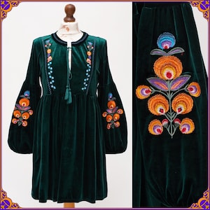DREAMY green velvet mini dress with huge balloon sleeves and intricate floral embroidery. 70s hippie boho festival dress. Size S/M