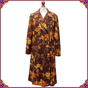 Cutest vintage 70s dress  featuring a orange retro floral print.  Vintage 70s dress coat. Retro mod coat. Size LARGE