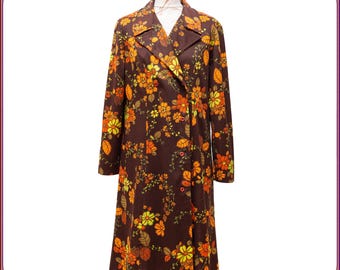 Cutest vintage 70s dress  featuring a orange retro floral print.  Vintage 70s dress coat. Retro mod coat. Size LARGE