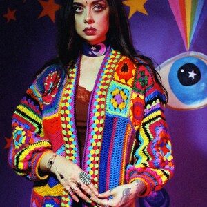 Helle Boho-Strickjacke für den Frühling Regenbogen häkeln Zick-Zack Patchwork-Pullover psychedelische skurrile Strickkleidung. Freie Größe Bild 2