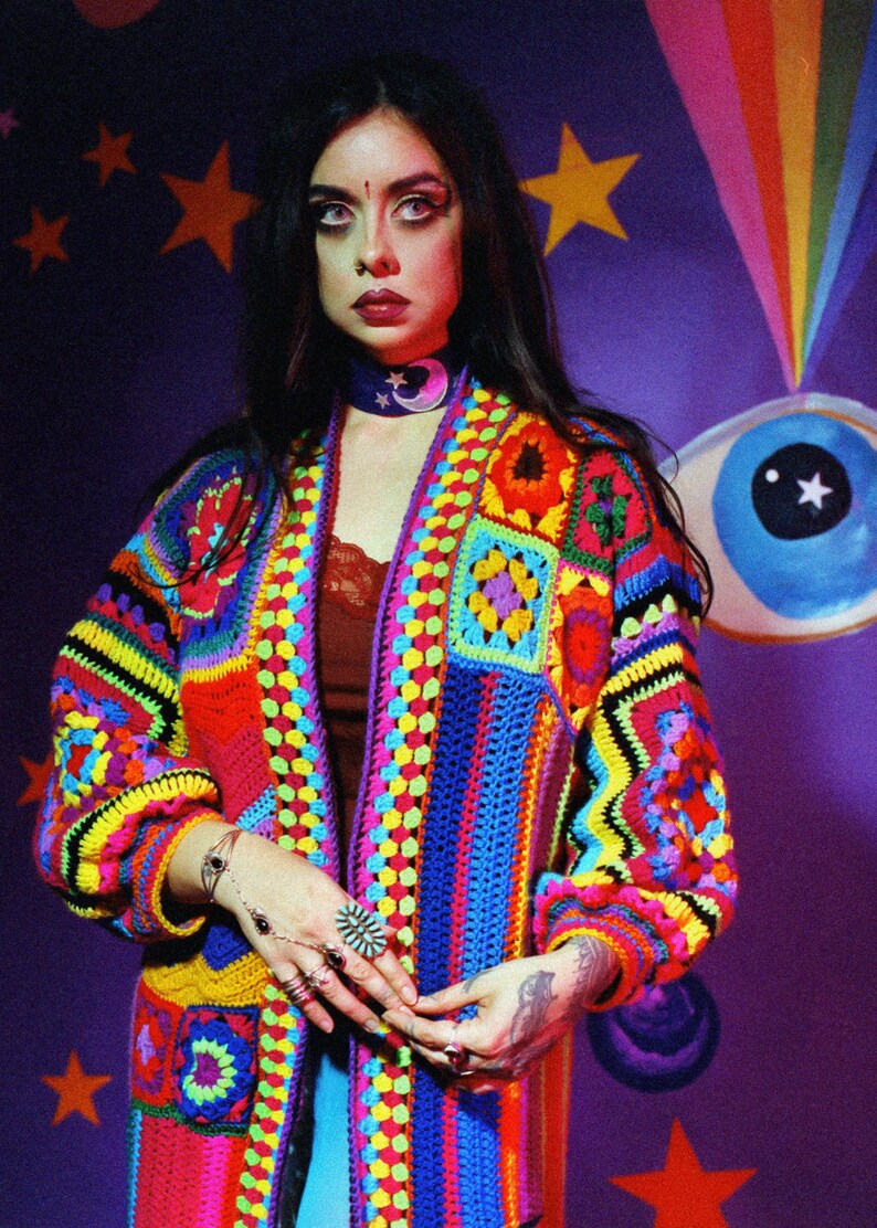 Helle Boho-Strickjacke für den Frühling Regenbogen häkeln Zick-Zack Patchwork-Pullover psychedelische skurrile Strickkleidung. Freie Größe Bild 2