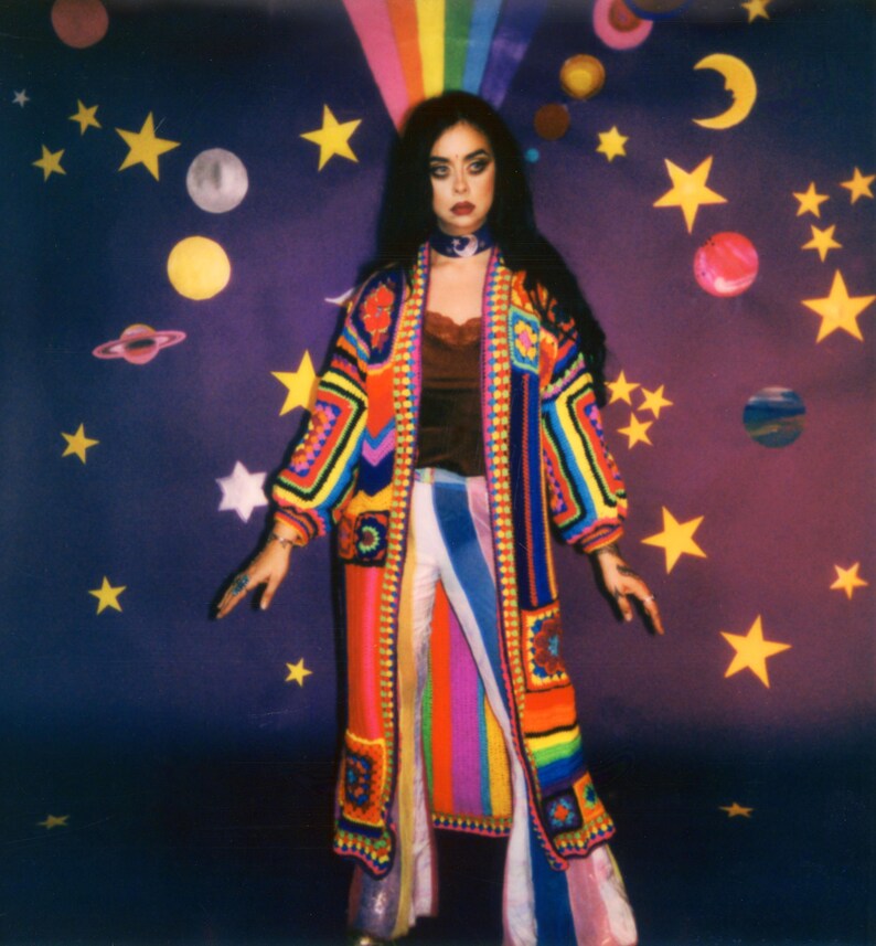 Helle Boho-Strickjacke für den Frühling Regenbogen häkeln Zick-Zack Patchwork-Pullover psychedelische skurrile Strickkleidung. Freie Größe Bild 5