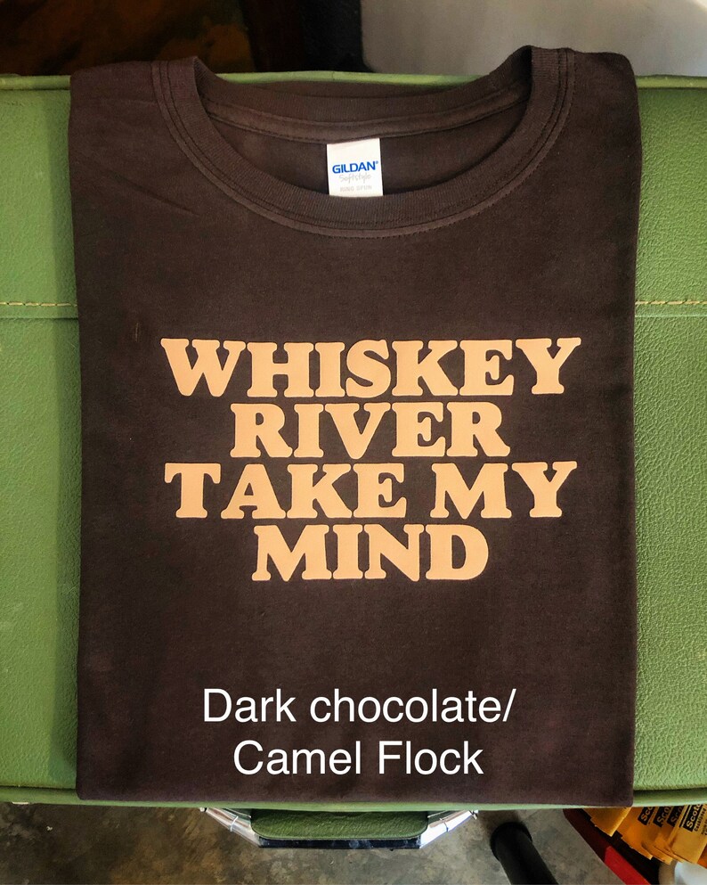 Peut inclure: Un t-shirt brun chocolat fonc&eacute; avec le texte "Whiskey River Take My Mind" imprim&eacute; en flocage camel sur le devant.